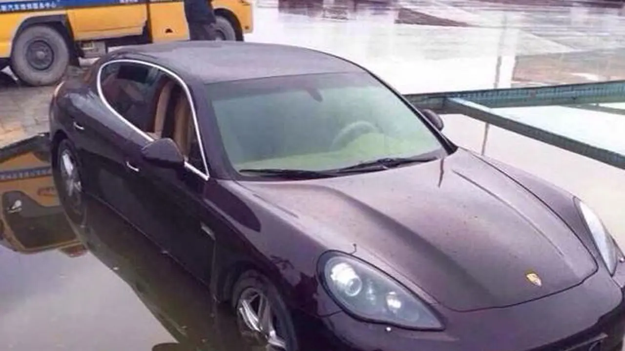 Begini Jadinya Kalau Porsche Panamera Diajak Berendam di Kolam