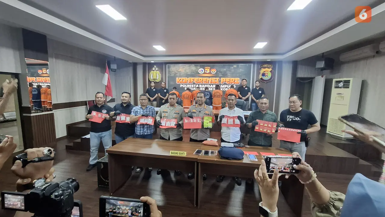 Satresnarkoba Polresta Bandar Lampung membongkar gudang narkoba di kota setempat. Foto : (Liputan6.com/Ardi).