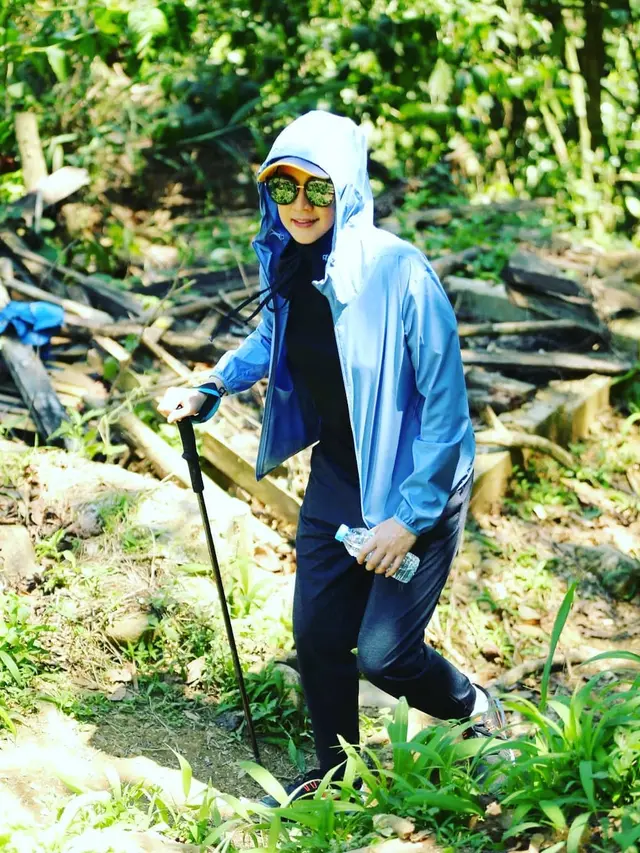 Tampil Awet Muda di Usia 46 Tahun, Ini 7 Potret Terbaru Dina Lorenza