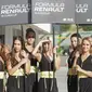 Umbrella girl memeriahkan balapan pertama seri kelima Formula Renault 2.0 Eurocup Hungaria di Sirkuit Hungaroring, Sabtu (1/7/2017). Pebalap Indonesia, Presley Martono, menjadi salah satu peserta pada balapan. (Bola.com/Reza Khomaini)