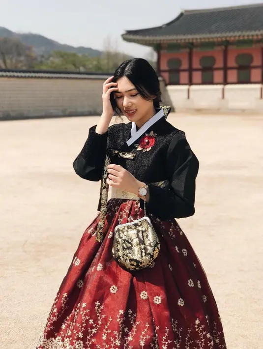 Isyana Sarasvati terlihat cantik memesona saat tampil dengan hanbok warna hitam dan merah. (Foto: instagram.com/isyanasarasvati)