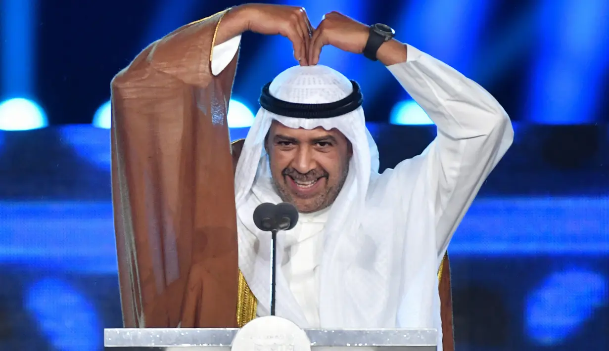 Presiden Dewan Olimpiade Asia (OCA) Sheikh Ahmad Al Fahad Al Sabah memberi sambutan dalam Upacara Penutupan Asian Games 2018 di Stadion Utama GBK, Jakarta, Minggu (2/9). Presiden OCA membuat lambang ungkapan rasa cinta ala Korea. (ADEK BERRY/AFP)