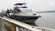 Petugas Dirtidpid Bareskrim Polri memeriksa kapal pesiar Karenliner di Pelabuhan Kapal Pesiar Batavia Marina, Jakarta, Selasa (11/6/2019). Dirtidpid Narkoba Bareskrim Polri mengungkap penyelundupan 37 kg sabu asal Malaysia sabu dengan menggunakan kapal pesiar. (Liputan6.com/Helmi Fithriansyah)