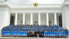 Presiden Joko Widodo (tengah) berfoto bersama siswa-siswi dan tenaga pengajar SMA Taruna Nusantara, di pelataran Istana Merdeka, Jakarta, Senin (2/3/2015). (Liputan6.com/Faizal Fanani)