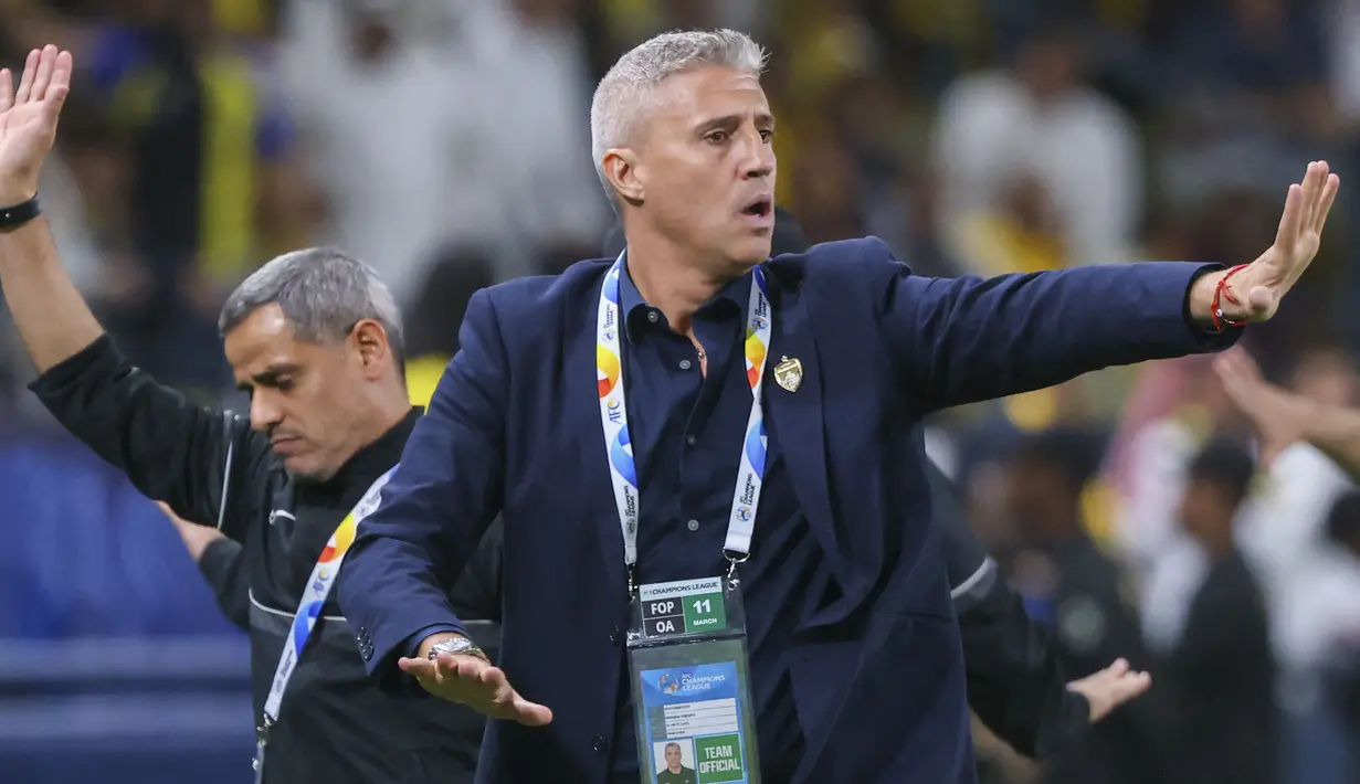 Pelatih Al-Ain, Hernan Crespo, memberikan arahan kepada anak asuhnya saat melawan Al-Nassr di Liga Champions Asia 2023/2024 di Al-Awal Park Stadium, Selasa (12/3/2024). (AFP/Fayez Nureldine)