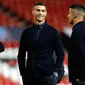 Striker Juventus, Cristiano Ronaldo (tengah) berbincang dengan rekannya di Old Trafford, Manchester, Inggris (22/10). Ronaldo akan bertanding melawan bekas klub lamanya Manchester United pada grup H Liga Champions. (AP Photo/Martin Rickett)