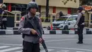 Polisi bersenjata berjaga di sekitar Mapolda Riau, Rabu (16/5). Terduga teroris masuk menyerang Mapolda Riau dengan mengendarai sebuah minibus. (WAHYUDI/AFP)