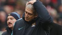 Manajer Manchester City, Manuel Pellegrini, menyebut timnya bertahan dengan sangat buruk saat kalah 0-2 dari Stoke City di Britannia Stadium, Sabtu (5/12/2015) malam WIB. (Reuters/Phil Noble)