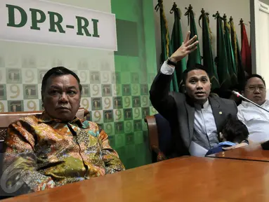 Anggota DPR Fraksi PPP, Ivan Haz (tengah) memberikan keterangan pers di Kompleks Parlemen, Senayan, Jakarta, Jumat (9/10). Dalam kesempatan itu, Ivan membantah menganiaya PRTnya, Topiah. (Liputan6.com/Johan Tallo)