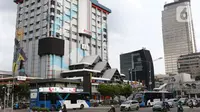 Sejumlah kendaraan melintas di depan pusat perbelanjaan Sarinah, Jakarta, Jumat (3/4/2020). Pemerintah menetapkan Pembatasan Sosial Berskala Besar dengan membatasi kegiatan tertentu penduduk di wilayah yang diduga terinfeksi COVID-19. (Liputan6.com/Helmi Fithriansyah)