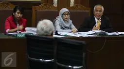 Otto Cornelis Kaligis (kiri) berdialog dengan saksi saat sidang Peninjauan Kembali (PK) di Pengadilan Negeri Jakarta Pusat, Senin (13/3). Sidang tersebut menghadirkan mantan hakim agung Laica Marzuki sebagai saksi ahli. (Liputan6.com/Helmi Afandi)