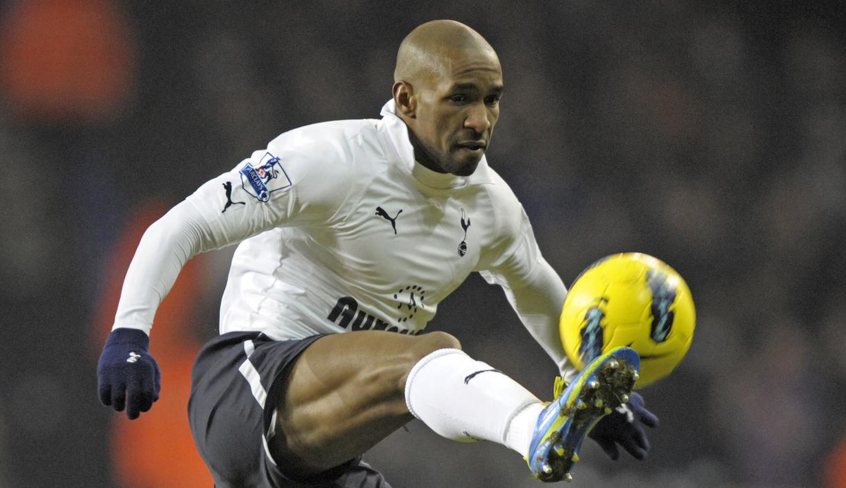 Jermain Defoe. Eks striker Inggris berusia 39 tahun yang baru saja pensiun pada Maret 2022 bersama Sunderland ini pernah dua kali memperkuat Tottenham Hotspur sepanjang kariernya. Di periode pertamanya ia bertahan 5 musim mulai tengah musim 2003/2004 hingga tengah musim 2007/2008 usai didatangkan dari West Ham United dan total tampil dalam 176 laga dengan mencetak 64 gol. Sementara periode keduanya berlangsung selama 6 musim mulai tengah musim 2008/2009 hingga tengah musim 2013/2014 usai didatangkan dari Portsmouth. Ia total tampil dalam 186 laga di semua ajang pada periode keduanya dengan mencetak 79 gol. (AFP/Olly Greenwood)