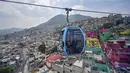 Penumpang melakukan perjalanan dengan sistem kereta gantung yang dijuluki Cablebus setelah peresmiannya di pinggiran Mexico City, Meksiko, 12 Juli 2021. Mexico City mulai mengoperasikan sistem kereta gantung yang menjanjikan untuk menghemat waktu bagi ribuan pengguna. (PEDRO PARDO/AFP)