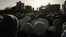 Mereka akan menghadiri salat Jumat pertama pada bulan suci Ramadan 1447 Hijriah di Masjid Al-Aqsa. Tampak dalam foto, warga Palestina berbaris untuk melewati pos pemeriksaan militer Israel Qalandia antara kota Ramallah di Tepi Barat dan Yerusalem dalam perjalanan mereka untuk menghadiri salat Jumat di Masjid Al-Aqsa saat bulan suci Ramadan 1447 Hijriah, Jumat 20 Februari 2026. (AP Photo/Leo Correa)