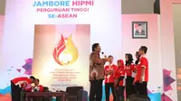 Oesman Sapta menuntun dua orang mahasiswa dari Provinsi Aceh dan Provinsi Papua untuk membacakan ikrar melaksanakan Empat Pilar.