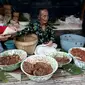 Berjualan di sebuah pos ronda di Jalan Sosrowijayan kota Jogja, ia diduga sebagai penjaja tertua hidangan itu dalam usia 97 tahun.