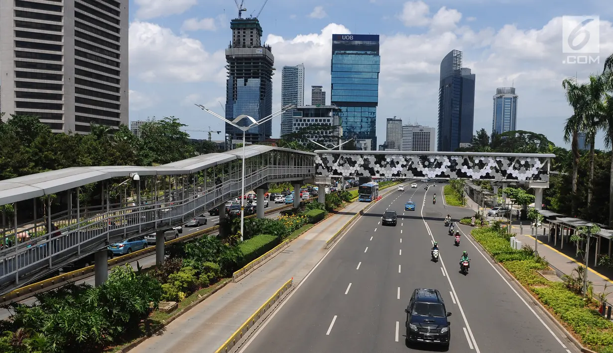 Penampakan jembatan penyeberangan orang (JPO) Dukuh Atas di Jalan Jenderal Sudirman, Jakarta, Jumat (4/1). Proses relokasi JPO Dukuh Atas tersebut telah dimulai sejak September 2018. (Liputan6.com/Herman Zakharia)