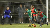 Pemain Timnas Indonesia U-19, Egy Maulana Vikri, menggiring bola saat latihan jelang laga persahabatan di Lapangan ABC Senayan, Jakarta, Kamis (22/3/2018). Indonesia akan berhadapan Timnas Jepang U-19. (Bola.com/Asprilla Dwi Adha)