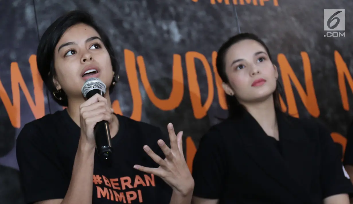 Eva Celia (kiri) memberikan komentar saat peluncuran #BERANIMIMPI2017 di kawasan Menteng, Jakarta, Selasa (30/05). Berani Mimpi berencana membangun beragam fasiltas di Papua. (Liputan6.com/Herman Zakharia)