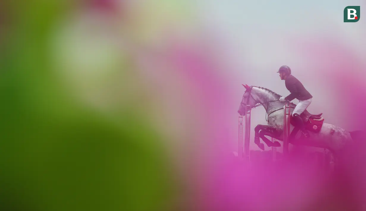 Atlet berkuda 3K Equinara, Permadi Surya beraksi dengan kudanya Kyralineke pada ajang Indonesia Horse Lovers 2022 kelas Show Jumping yang berlangsung di Equinara Horse Sports, JIEP Pulomas, Jakarta (13/10/2022). Ajang ini berlangsung dari 19 Oktober hingga 23 Oktober 2022 dengan memperlombakan kelas Drassage dan Show Jumping. (Bola.com/Bagaskara Lazuardi)