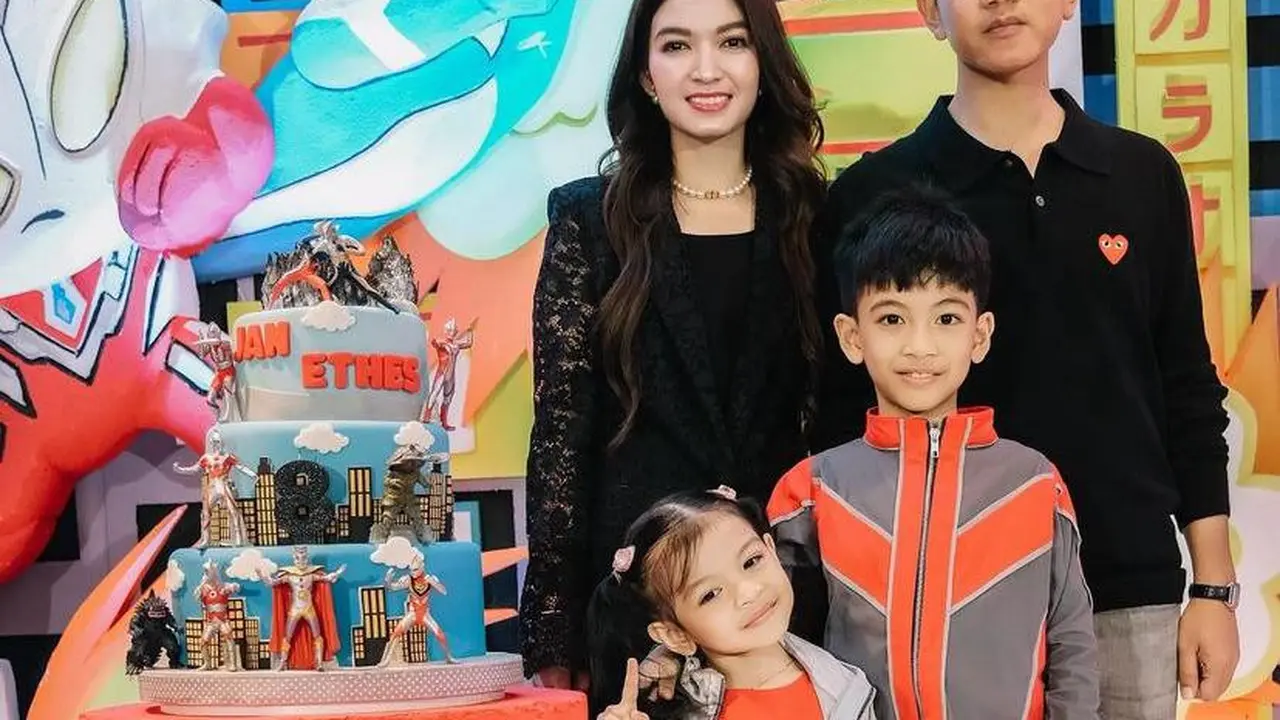 Gaya Stylish Anak Bontot Gibran Rakabuming Raka dan Selvi Ananda, La Lembah Manah Kenakan Sepatu Branded Rp11Jutaan