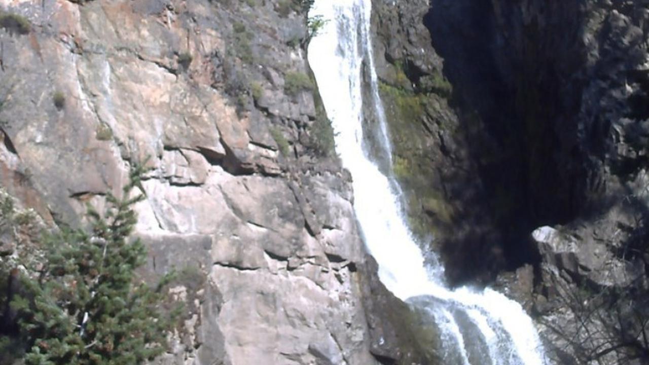 Selamatkan Ponsel, Turis Lokal Jatuh dari Air Terjun Setinggi 45 Meter