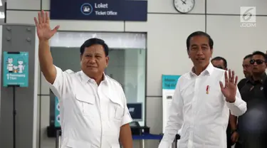 Presiden terpilih Joko Widodo atau Jokowi dan Ketua Umum Partai Gerindra Prabowo Subianto melambaikan tangan saat bertemu di Stasiun MRT Lebak Bulus, Jakarta, Sabtu (13/7/2019). Keduanya tampak akrab saat bertemu. (Liputan6.com/JohanTallo)
