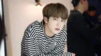 Anggota tertua BTS, Kim Seok-jin adalah salah satu anggota yang punya visual tampan dan proporsi tubuh yang tinggi. 6 tahun berkarier bersama 6 anggota lainnya di BTS, Jin menepati posisi sebagai vokalis. (Liputan6/Twitter/@BTS_official)