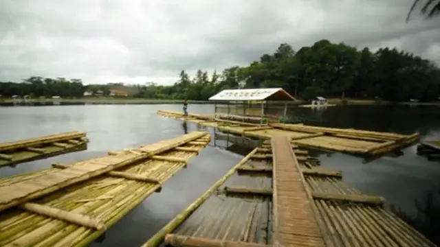 Wisata Rakit Danau Cangkuang