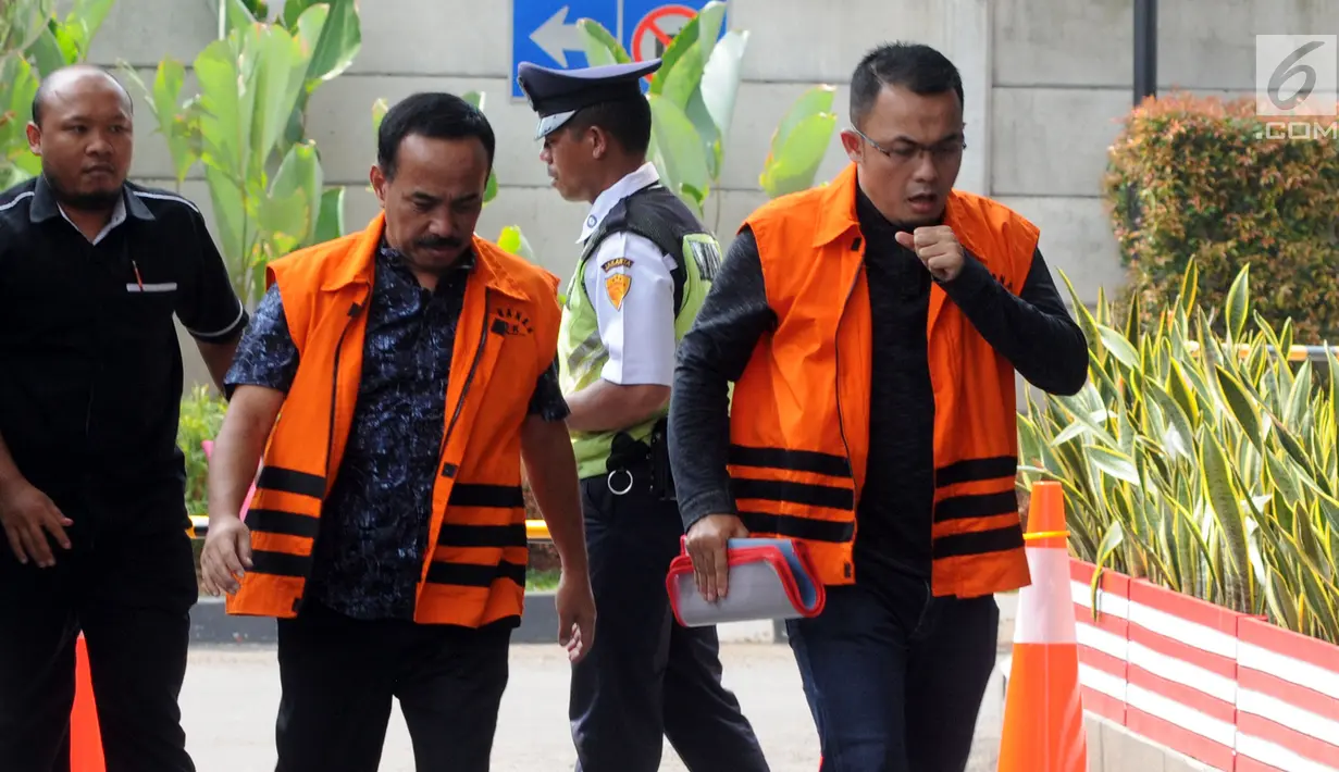 Walikota Blitar nonaktif Muhammad Samanhudi Anwar (kiri) dan Ketua Fraksi PAN DPRD Lampung Agus Bhakti Nugroho menjalani pemeriksaan lanjutan di gedung KPK, Jakarta, Selasa (04/9). (merdeka.com/dwi narwoko)