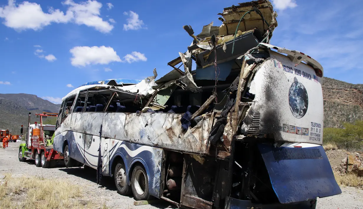 Gambar-gambar yang diposting di media sosial oleh badan perlindungan sipil Oaxaca menunjukkan bus terbalik dengan apa yang tampak seperti kerusakan pada bagian atas kendaraan. (AP Photo/Nemesio Mendez Jimenez)