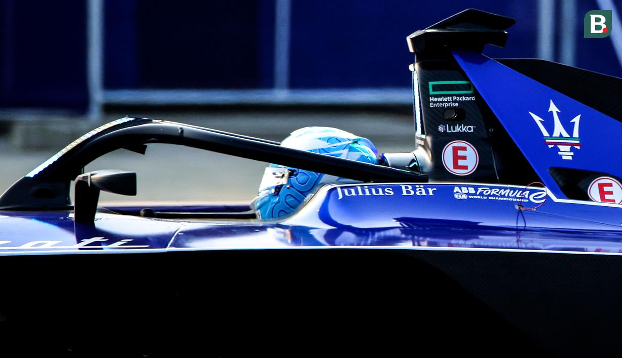 Pembalap Maserati MSG Racing, Maximilian Guenther memacu mobilnya saat balapan Jakarta E-Prix 2023 round-11 di Jakarta International E-Prix Circuit, Ancol, Jakarta, Minggu (04/06/2023). (Bola.com/Bagaskara Lazuardi)