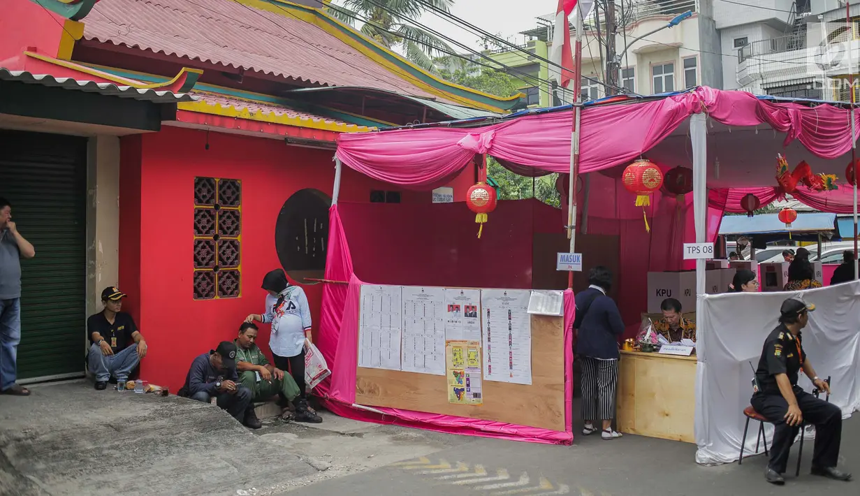 Suasana pencoblosan di TPS 08 Petak Sembilan, Glodok, Jakarta, Rabu (17/4). TPS 08 Petak Sembilan mengambil tema budaya Tionghoa untuk menarik minat pemilih dan menekan angka golput. (Liputan6.com/Faizal Fanani)