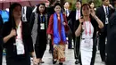 Ibu Negara RI, Iriana Joko Widodo (tengah), mengikuti tur di Kota Vietnam tengah, Hoi An pada pertemuan para pemimpin konferensi Ekonomi Asia Pasifik (APEC) di kota Danang, Vietnam, (11/11). (AFP FOTO / Lilian Suwanrumpha)
