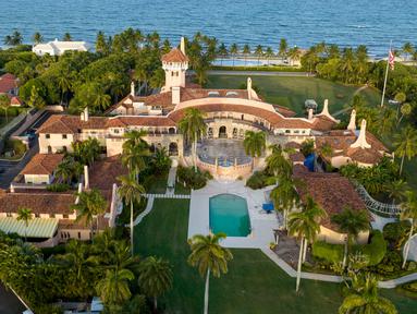 Pemandangan udara rumah milik Presiden Donald Trump di Mar-a-Lago, Palm Beach, Florida, Amerika Serikat, 10 Agustus 2022. Sejumlah agen FBI dilaporkan menggeledah rumah milik mantan presiden Amerika Serikat, Donald Trump di Mar-a-Lago. (AP Photo/Steve Helber)