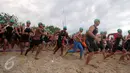 Peserta berlari saling mendahului untuk berenang di pantai pada Herbalife Bali International Triathlon 2016 di Sanur, Bali, Minggu (14/8). Kegiatan tersebut  diselenggarakan untuk mempromosikan olahraga Triathlon. (Made Anto)