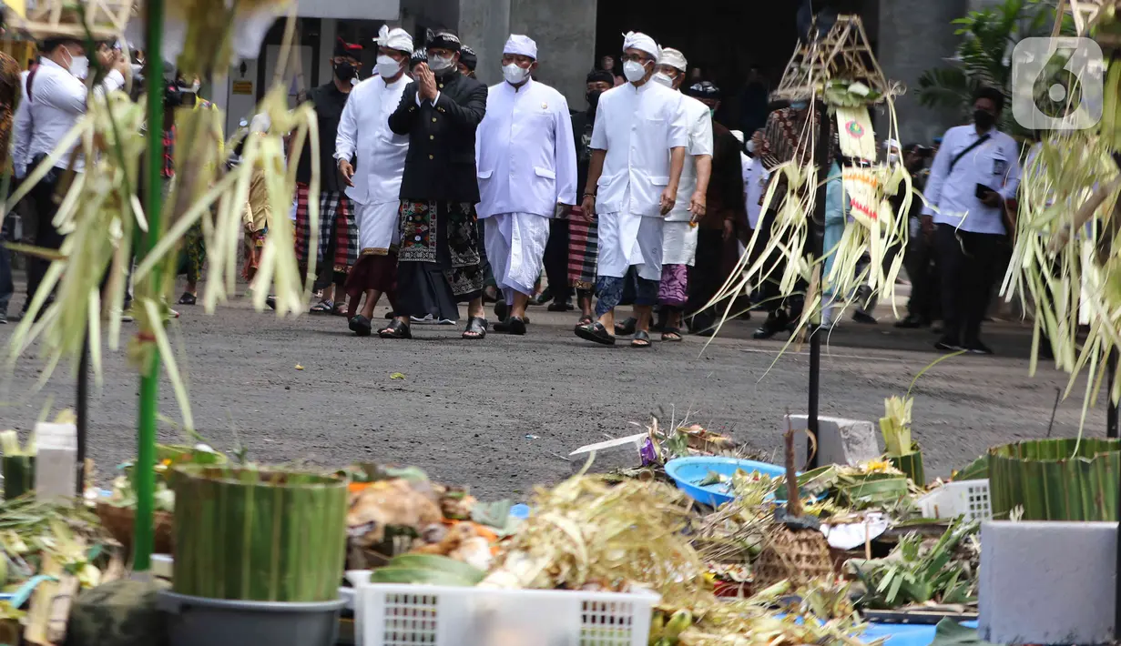 Gubernur DKI Jakarta, Anies Baswedan menyapa pengurus pura dan umat Hindu saat menghadiri Upacara Tawur Agung Kesanga di Pura Aditya Jaya, Pulo Gadung, Rabu (2/3/2022). Upacara Tawur Agung Kesanga merupakan perayaan jelang Hari Suci Nyepi yang jatuh pada Kamis (3/3). (Liputan6.com/Herman Zakharia)