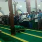 Suasana masjid ketika jenazah kiper Persela Lamongan, Choirul Huda, disalatkan sebelum diantar ke pemakaman, Minggu (15/10/2017) malam. (Istimewa)