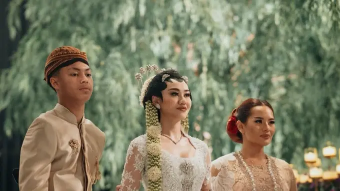 6 Gaya Zahwa Massaid Setia Dampingi Aaliyah Massaid sampai Pelaminan, Pancarkan Aura Mahal Dibalut Kebaya