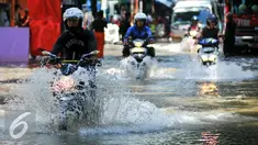 Sejumlah kendaraan menerobos banjir di jalan Pejaten Raya, Jakarta Selatan, Kamis (21/4/2016). Akibat banjir, kemacetan panjang terjadi di Jalan Pejaten Raya. (Liputan6.com/Yoppy Renato)
