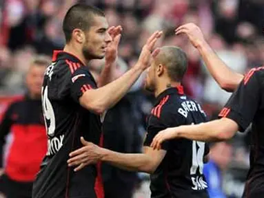 Striker muda Bayer Leverkusen Eren Derdiyok (kiri) disambut Sidney Sam dan Simon Rolfes usai menjebol gawang Schalke 04 dalam lanjutan Bundesliga di BayArena, 20 Maret 2011. Bayer unggul 2-0. AFP PHOTO / PATRIK STOLLARZ 