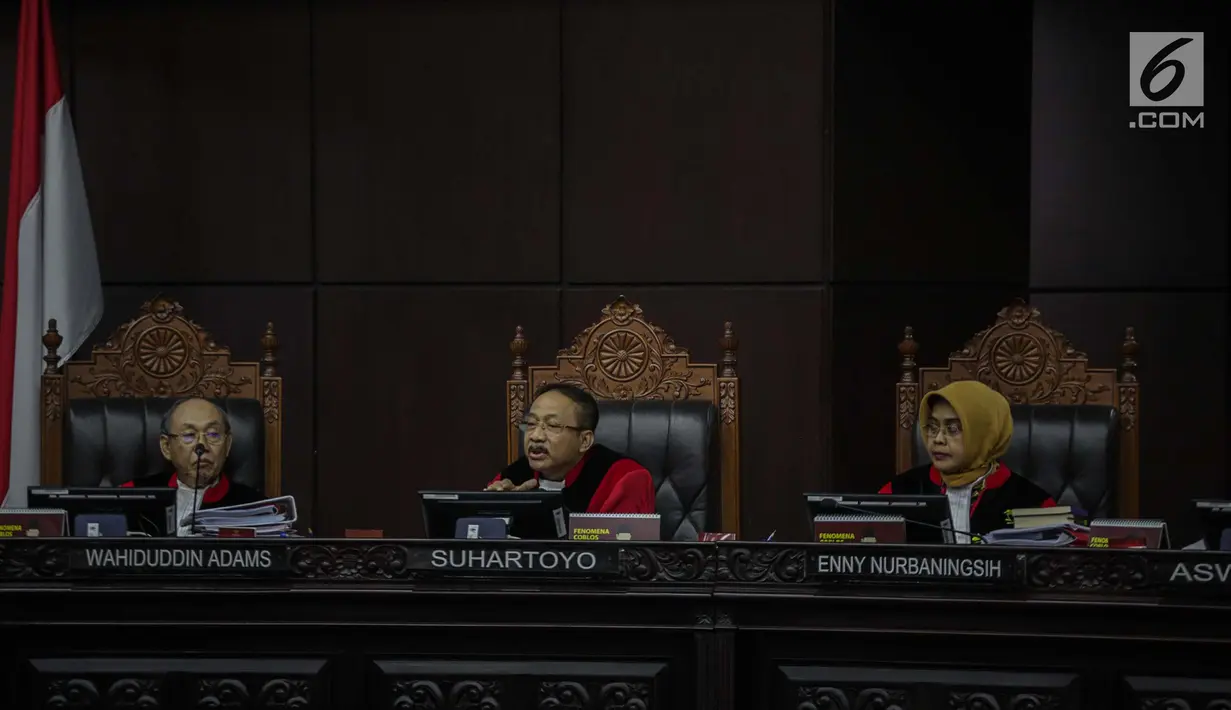 Hakim mendengarkan perdebatan Ketua Tim Pengacara Paslon Prabowo-Sandiaga, Bambang Widjojan dan Anggota tim hukum Tim Kampanye Nasional (TKN) Luhut Pangaribuan saat sidang lanjutan PHPU untuk Pemilihan Presiden 2019 di Gedung MK, Jakarta, Selasa (18/6/2019). (Liputan6.com/Faizal Fanani)