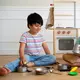 Bagi anak, konsep adil memang belum langsung matang. Di usia kecil mereka biasanya mengira adil berarti semua harus sama banyak, sama besar, dan sama persis. (foto/dok: freepik)