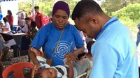 Penimbangan bayi pada salah satu pengobatan gratis di Wamena. (Liputan6.com / Katharina Janur)