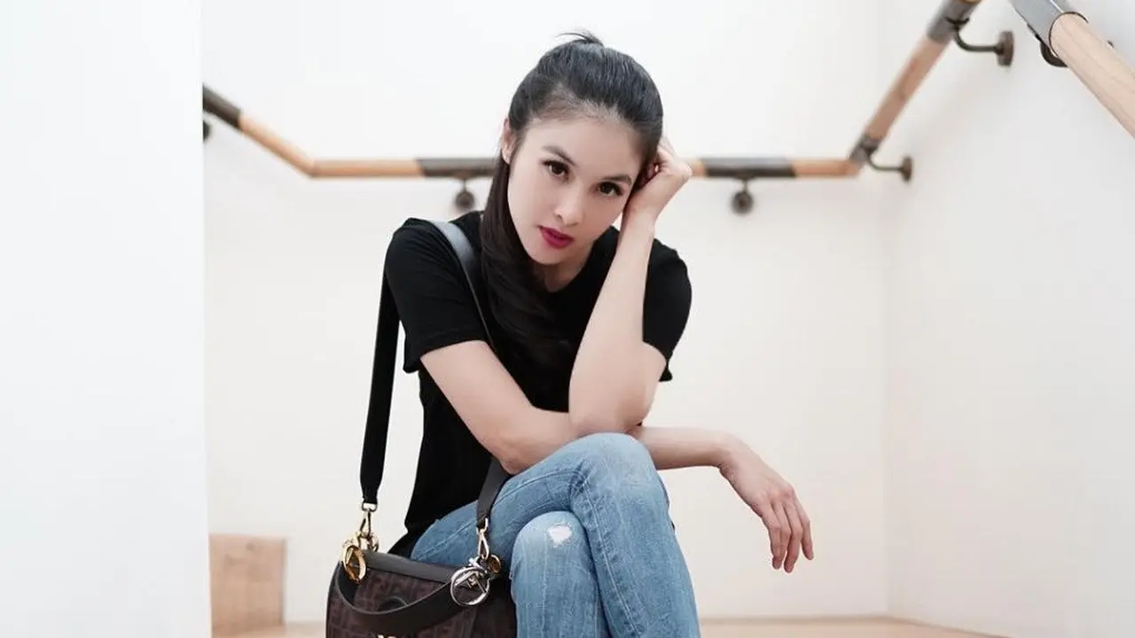 Tampil kece dengan celana Jeans ala Sandra Dewi