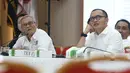 Direktur Program TKN 01, Aria Bima (kiri) saat mengikuti rapat persiapan debat Capres/Cawapres Pemilu 2019 di Gedung KPU, Jakarta, Selasa (26/2). Rapat berlangsung tertutup dan dihadiri kedua tim pemenangan paslon. (Liputan6.com/Helmi Fithriansyah)