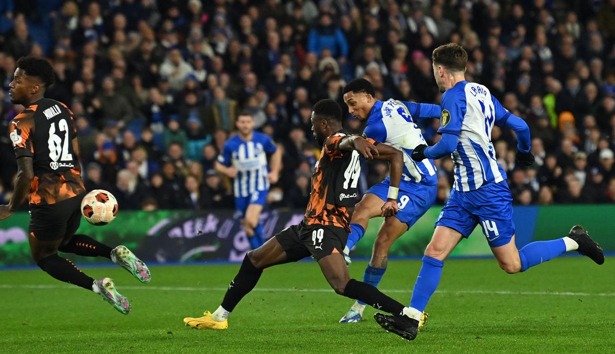 Pemain Brighton, Joao Pedro (kedua kanan) mencetak gol kemenangan timnya ke gawang Marseille pada laga terakhir Grup B Liga Europa 2023/2024 di American Express Community Stadium, Brighton, Inggris, Jumat (15/12/2023). (AFP/Glyn Kirk)