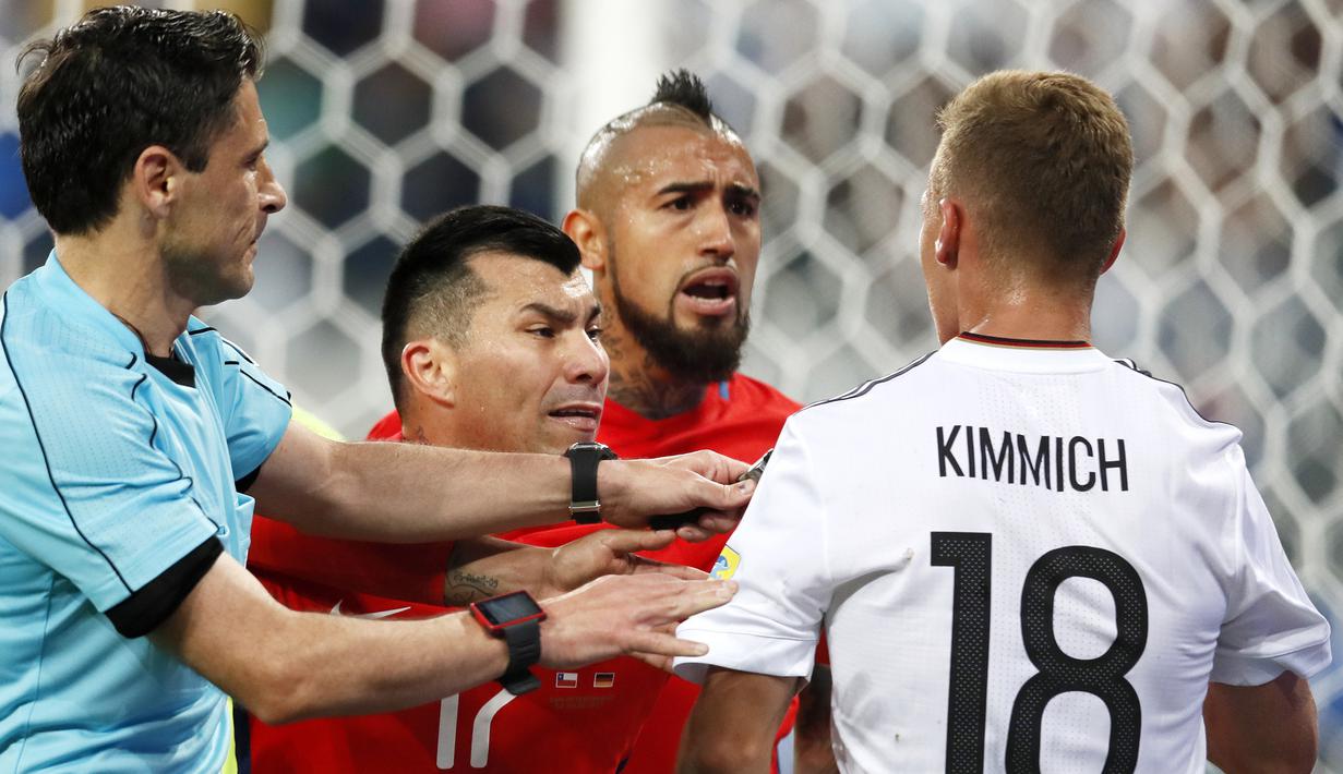 Gelandang Jerman, Joshua Kimmich, bersitegang dengan pemain Cile, Arturo Vidal pada laga final Piala Konfederasi 2017 di Stadion Saint Petersburg, Rusia, Minggu (3/7/2017). Jerman menang 1-0 atas Cile. (EPA/Yuri Kochetkov)