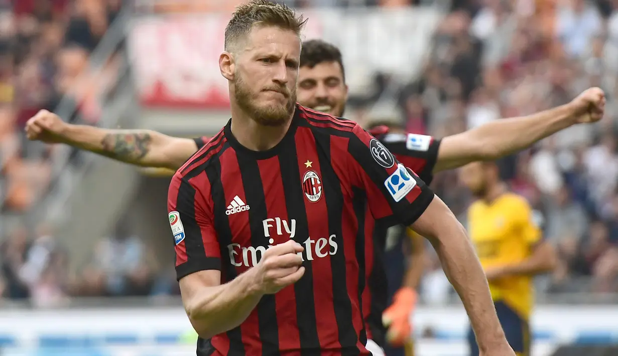 Pemain AC Milan, Ignazio Abate merayakan golnya ke gawang Hellas Verona pada lanjutan Serie A di San Siro stadium, Milan, (5/5/2018). AC Milan menang telak 4-1. (AFP/Miguel Medina)