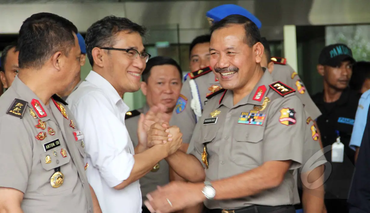 Komjen Pol Badrodin Haiti ditetapkan DPR RI melalui Sidang Paripurna sebagai Kapolri, Jakarta, Kamis (16/4/2015). Tampak Badrodin  yang tersenyum bahagia diberi ucapan selamat oleh rekan-rekannya. (Liputan6.com/Helmi Afandi) 